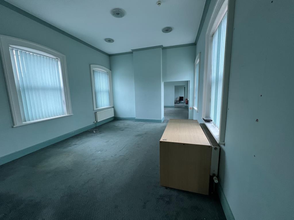 Lot: 96 - OFFICES PREMISES AND PARKING WITH POTENTIAL -